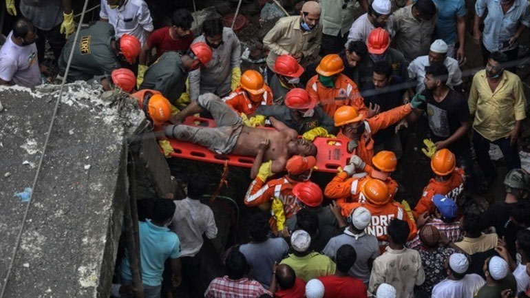 Ινδία: Τους 20 έφθασαν οι νεκροί από την κατάρρευση πολυκατοικίας