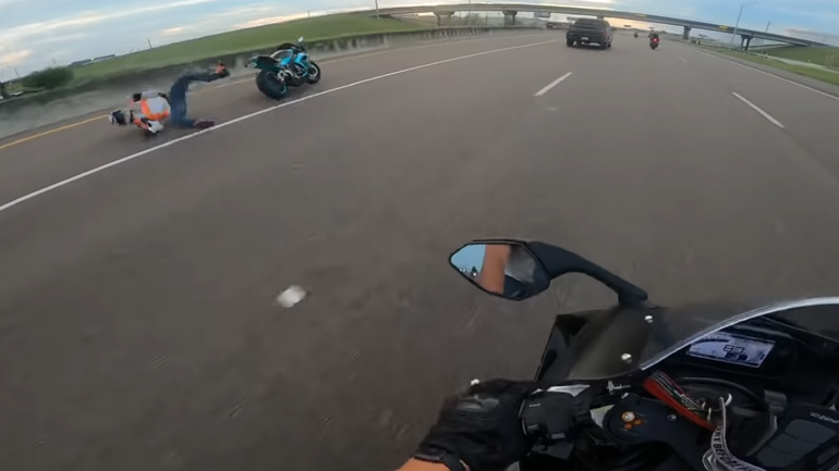 Το κράνος και η στολή κάνουν θαύματα! Το κράνος και η στολή κάνουν θαύματα!