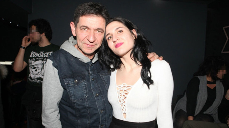 Η 23χρονη κόρη του Γεράσιμου Σκιαδαρέση εισβάλλει στο «Καφέ της Χαράς»