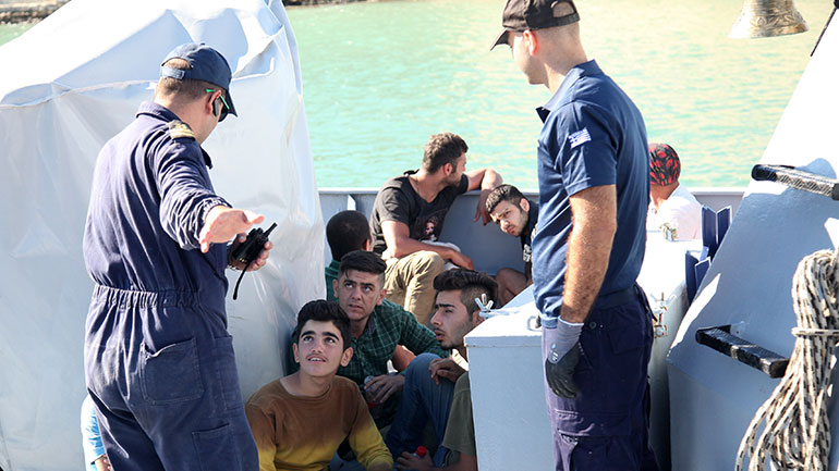 Χανιά: Στο κλειστό κολυμβητήριο Ακρωτηρίου οι μετανάστες που έφτασαν με ιστιοφόρο στη Γαύδο