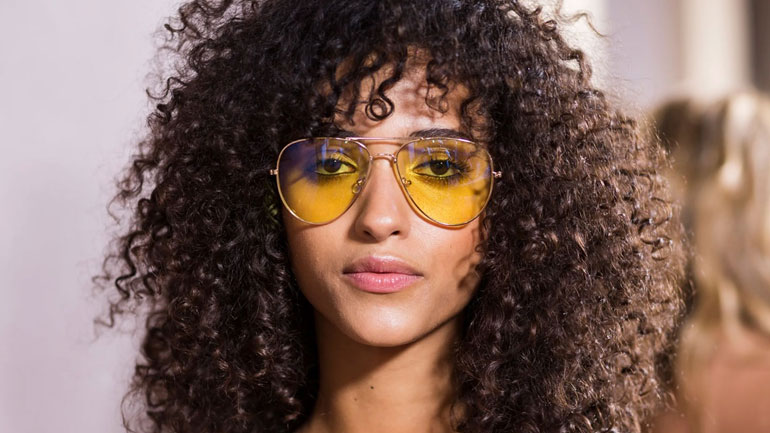 Αυτή είναι η καλύτερη μάσκα για ατίθασα και σγουρά μαλλιά