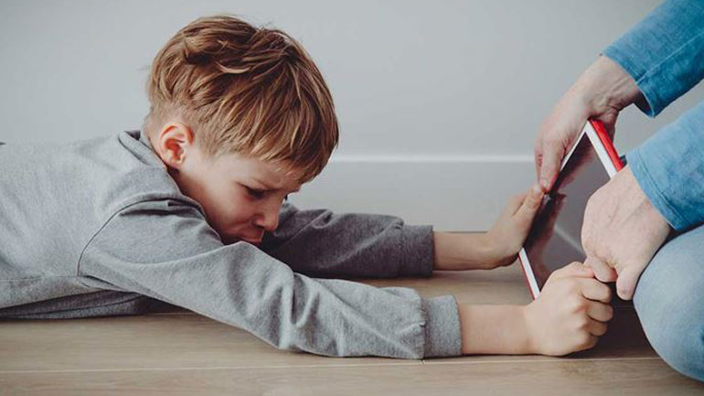 Πότε πρέπει να ανησυχήσουμε από τα ξεσπάσματα θυμού του παιδιού μας