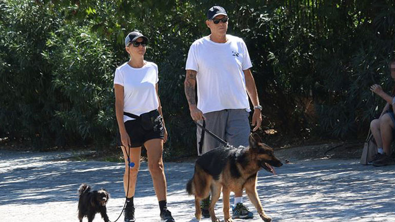 Τζώνη Καλημέρης – Χριστίνα Κοντοβά: Βόλτα με τα σκυλάκια τους στο κέντρο της Αθήνας