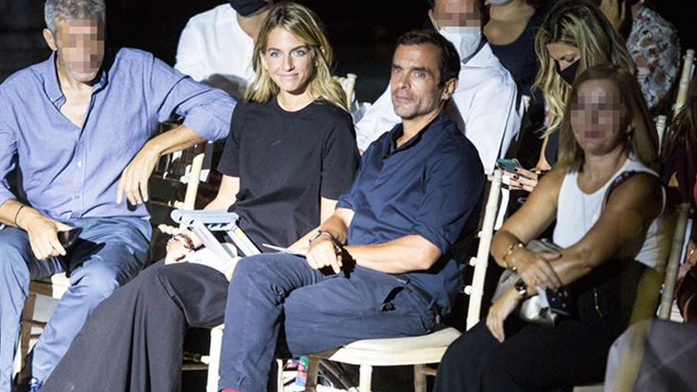 Χρυσή Βαρδινογιάννη: Με πατερίτσες και άψογο look στο πλευρό του Κωνσταντίνου Μαρκουλάκη