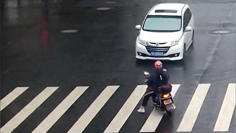 Μοτοσικλετιστής αποφεύγει μαγικά έναν σοβαρό τραυματισμό