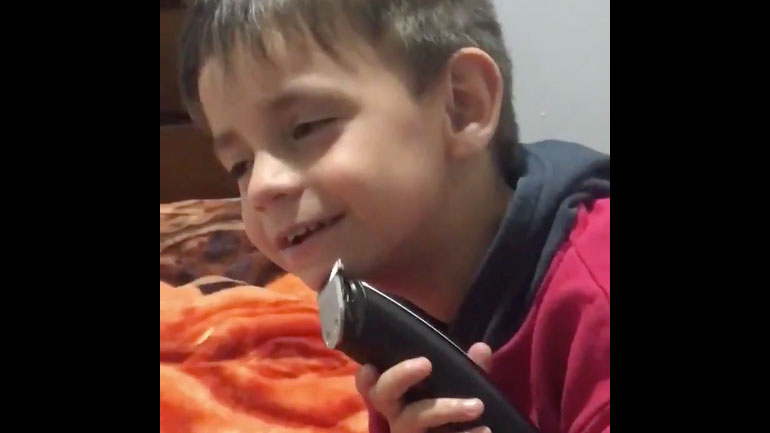 Παιδί διασκεδάζει με την ξυριστική μηχανή