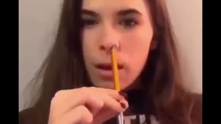 Τοποθετεί ένα μολύβι στη μύτη της