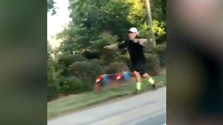 Βγάζοντας βόλτα τους παπαγάλους με λουρί