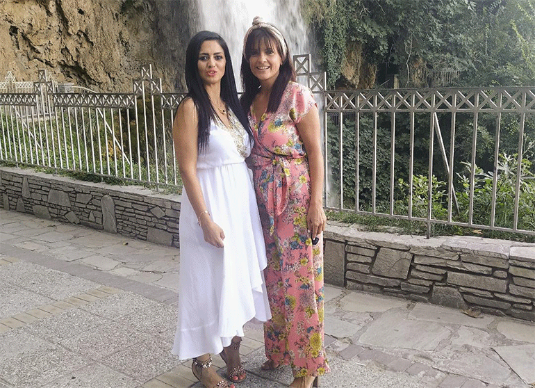 Η παρουσιάστρια Χρύσα Τσακαλοπούλου με τη μέγα χορηγό της συναυλίας Ευαγγέλια Γάντζιου