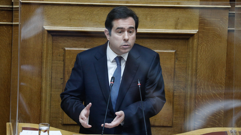 Παρέμβαση ομάδας νεαρών στο γραφείο του Ν. Μηταράκη