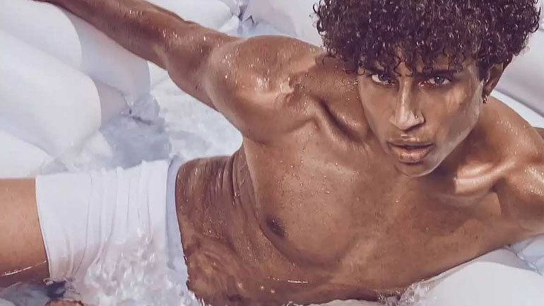 GNTM: Ο Ηρακλής Τσουζίνοβ ξετρέλανε τους κριτές με τις πόζες του στην πισίνα