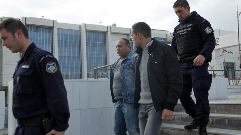 Στο εδώλιο οι δύο Ρουμάνοι για τη δολοφονία του Μένη Κουμανταρέα – Η κατάθεση φίλου του συγγραφέα