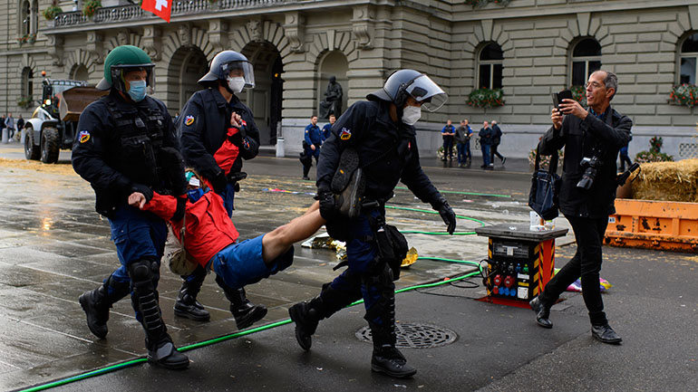 Ελβετία: Η αστυνομία άρχισε να απομακρύνει διαδηλωτές για το κλίμα από πλατεία στη Βέρνη