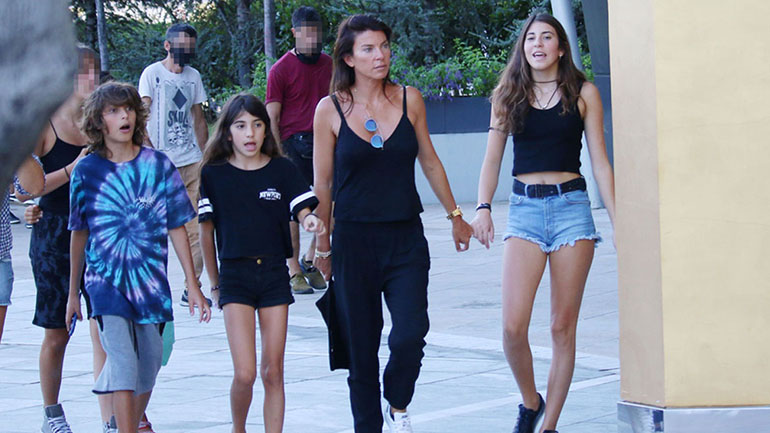 Μαρίνα Βερνίκου: Σπάνια δημόσια εμφάνιση με τα παιδιά της