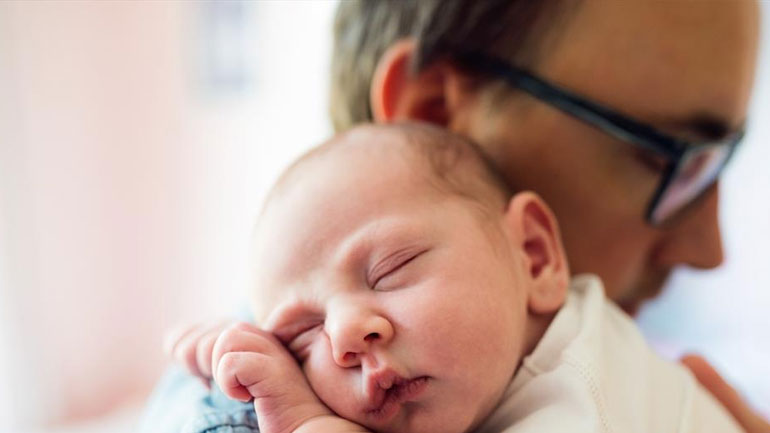 Διπλασιάστηκε η διάρκεια της άδειας πατρότητας στη Γαλλία