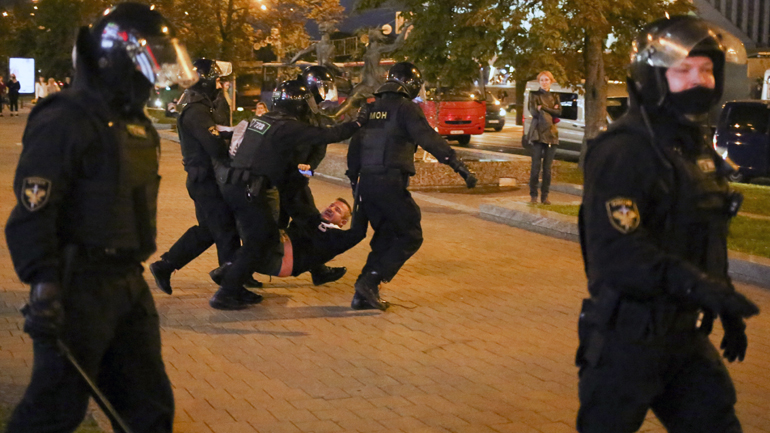 Λευκορωσία: Περισσότερες από 100 συλλήψεις στις διαδηλώσεις κατά της ορκωμοσίας Λουκασένκο
