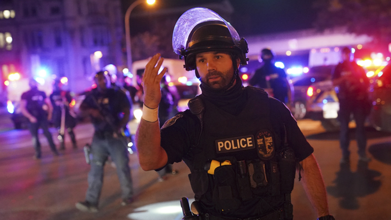 ΗΠΑ: Δύο αστυνομικοί τραυματίστηκαν από σφαίρες κατά τη διάρκεια διαδηλώσεων στη Λούισβιλ