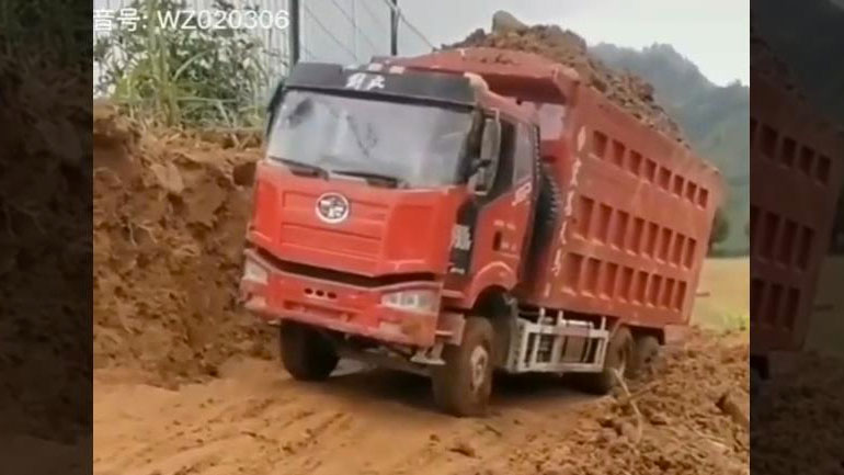 Φορτηγό ανατρέπεται δίπλα από ένα μικρό κορίτσι