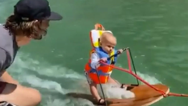 Μωρό 6 μηνών κάνει θαλάσσιο σκι