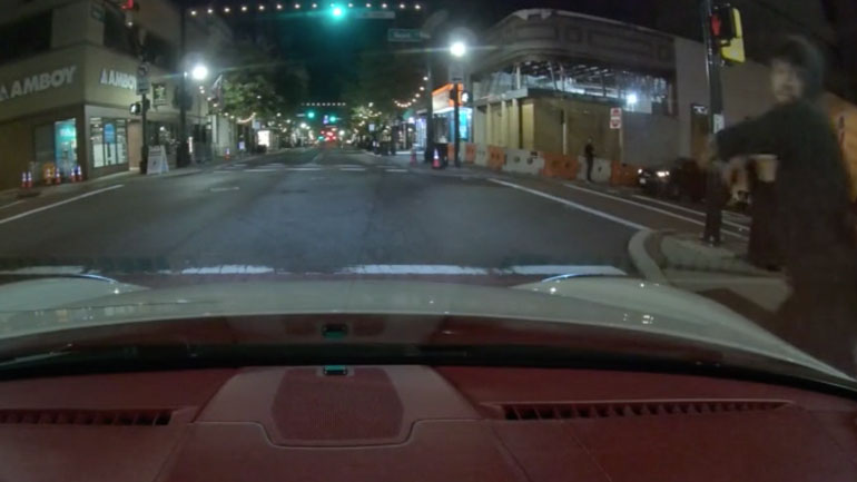 Skater σπάει παρμπρίζ αυτοκινήτου