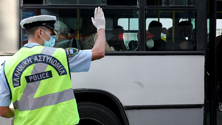 Συνολικά 237 παραβάσεις για μη χρήση μάσκας προέκυψαν από τους ελέγχους της ΕΛ.ΑΣ. Συνολικά 237 παραβάσεις για μη χρήση μάσκας προέκυψαν από τους ελέγχους της ΕΛ.ΑΣ.