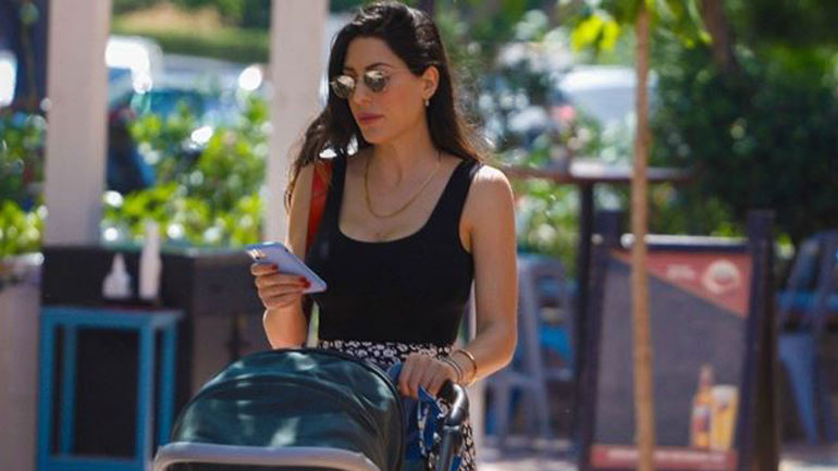 Φλορίντα Πετρουτσέλι: Βόλτα με τον νεογέννητο γιο της και άψογο στυλ