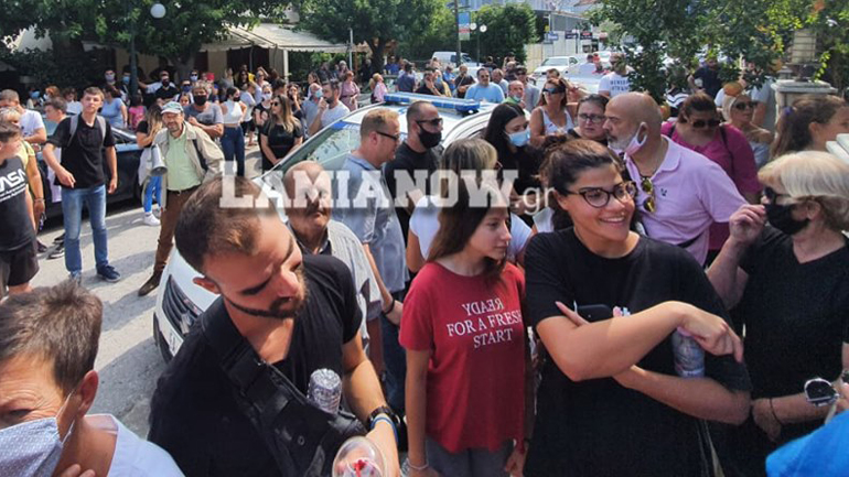 Συγκέντρωση διαμαρτυρίας στα Καμένα Βούρλα κατά της παραμονής μεταναστών