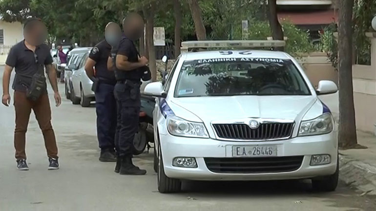 Χανιά: Αίσιο τέλος στο θρίλερ – Κατέβασαν από μπαλκόνι γυναίκα που απειλούσε ότι θα πέσει στο κενό