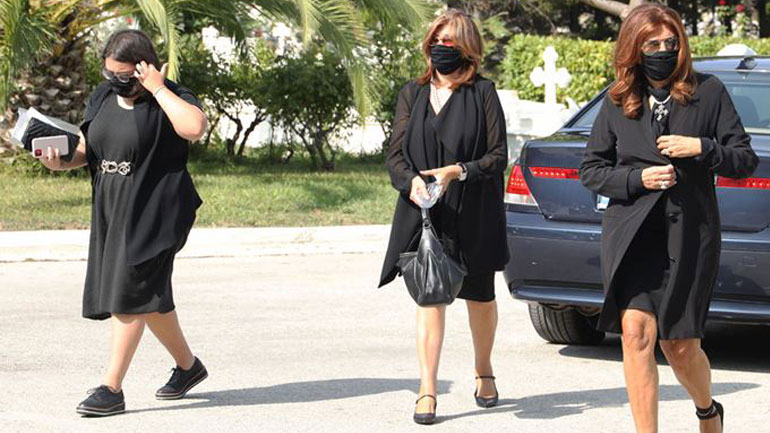 Συντετριμμένη η Μιμή Ντενίση στην κηδεία της μητέρας της