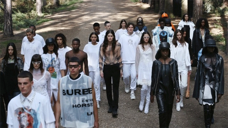 Περφόρμανς σε δάσος, το show για την κολεξιόν  του Burberry
