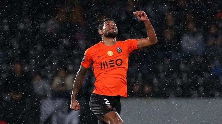 A Bola: «Ο Ολυμπιακός επιμένει για Ρέις, νέες επαφές με Ρίο Άβε»