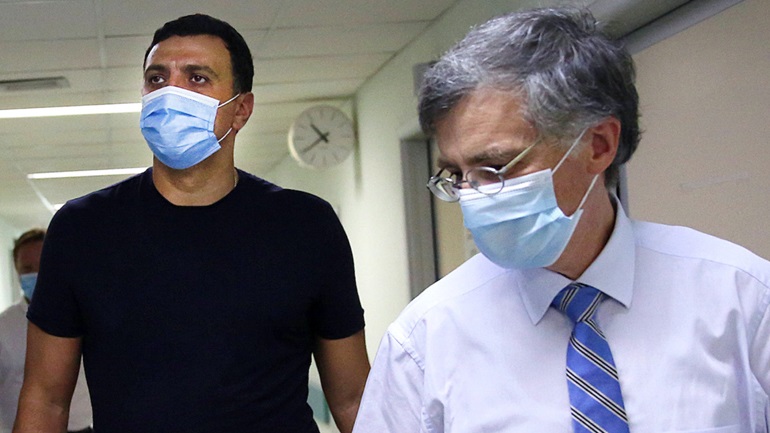 Κικίλιας και Τσιόδρας στο κέντρο της Αθήνας όπου πραγματοποιούνται τεστ κορωνοϊού