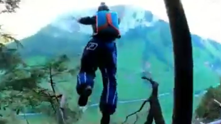 Βase jump μέσα από ένα δάσος της Ελβετίας