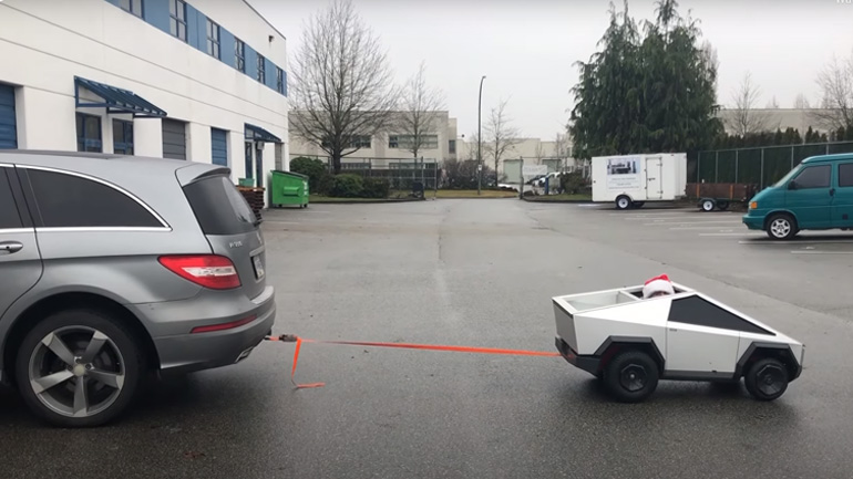 Ένα μίνι Cybertruck ρυμουλκεί ένα Mercedes