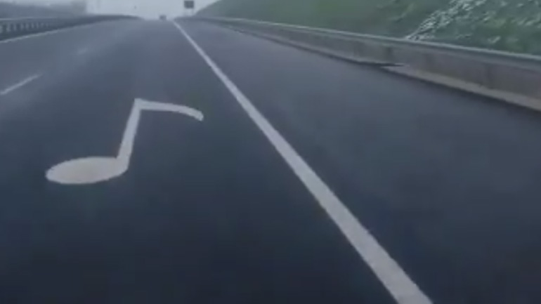 Οδηγοί παίζουν μουσική στην άσφαλτο