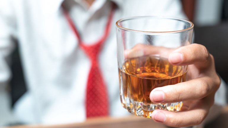 Πώς το αλκοόλ μπορεί να προκαλεί άνοια