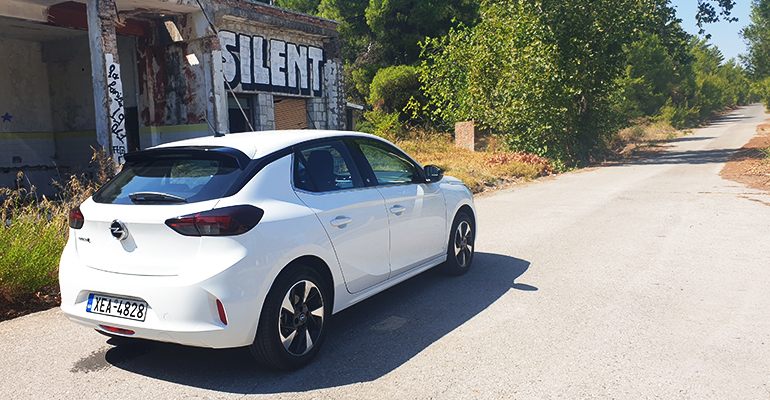 Το ηλεκτρικό Opel Corsa είναι αθόρυβο και οι εξωτερικές του διαφορές με τις εκδόσεις που έχουν κινητήρες εσωτερικής καύσης είναι μόνο σε ένα γράμμα… «e»