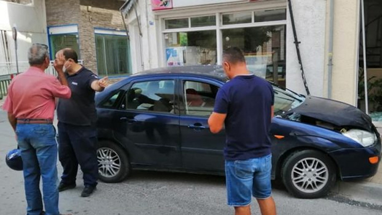 Αυτοκίνητο έπεσε σε… τζαμαρία στο κέντρο της Ιεράπετρας
