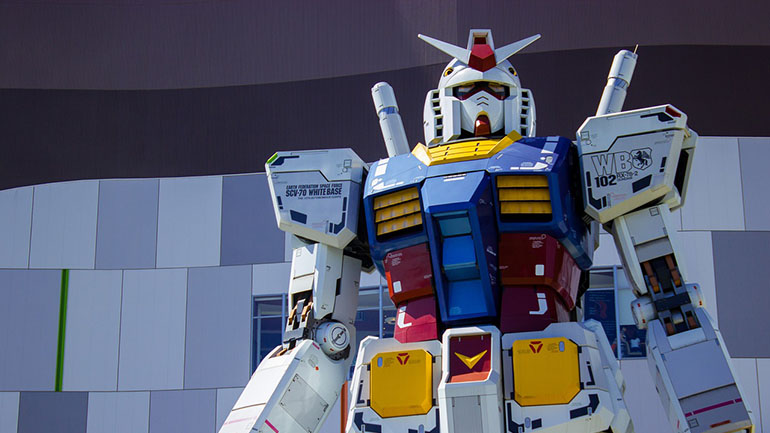 Ένα γιγαντιαίο ρομπότ περιφέρεται στους δρόμους της Γιοκοχάμα Ένα γιγαντιαίο ρομπότ περιφέρεται στους δρόμους της Γιοκοχάμα