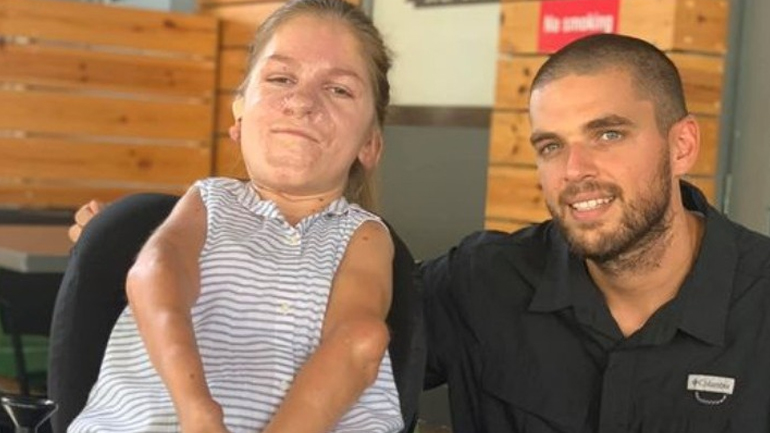 Στην κορυφή του Ολύμπου κουβαλώντας στην πλάτη του νεαρή με κινητικά προβλήματα