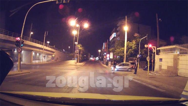 Κοπέλα με πατίνι παραβιάζει τον κόκκινο σηματοδότη με κίνδυνο της ζωής της