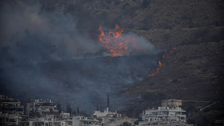 Ολονύκτια επιφυλακή στον Βύρωνα για τυχόν αναζωπυρώσεις