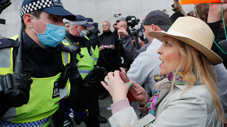 Λονδίνο: Συγκρούσεις διαδηλωτών με αστυνομικούς σε συγκέντρωση κατά των νέων μέτρων