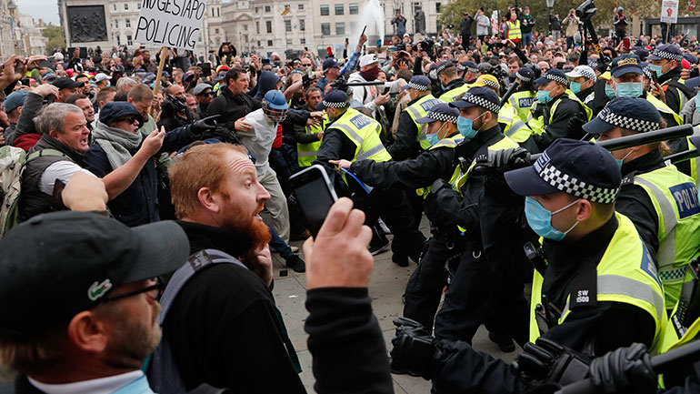 Δέκα συλλήψεις και 4 αστυνομικοί τραυματίες στη διαδήλωση εναντίον των νέων μέτρων στο Λονδίνο Δέκα συλλήψεις και 4 αστυνομικοί τραυματίες στη διαδήλωση εναντίον των νέων μέτρων στο Λονδίνο