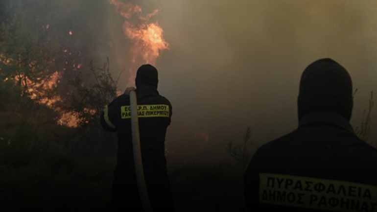 Μεγάλη φωτιά σε εξέλιξη σε χωριό του Ηρακλείου
