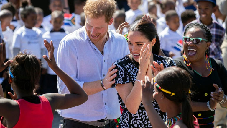 Meghan – Harry: Το αστρονομικό ποσό που κόστισε το ταξίδι των Sussexes στην Αφρική Meghan – Harry: Το αστρονομικό ποσό που κόστισε το ταξίδι των Sussexes στην Αφρική