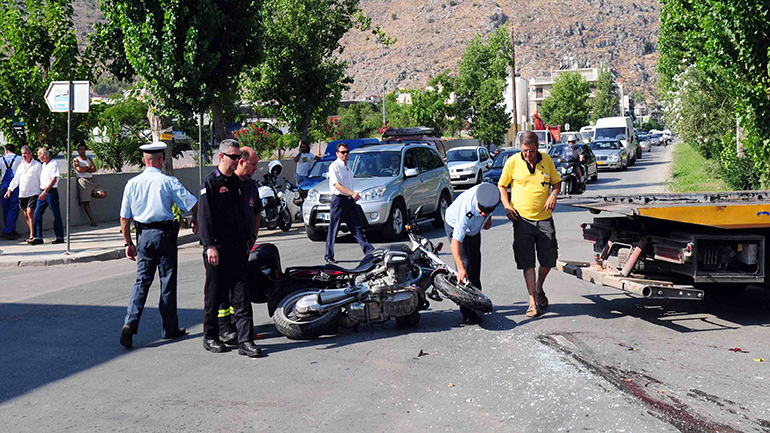 Μηχανάκια συγκρούστηκαν μετωπικά – Ένας νεκρός και ένας 15χρονος τραυματίας