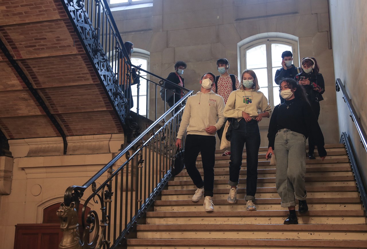Φοιτητές με μάσκες σε πανεπιστήμιο στο Παρίσι
