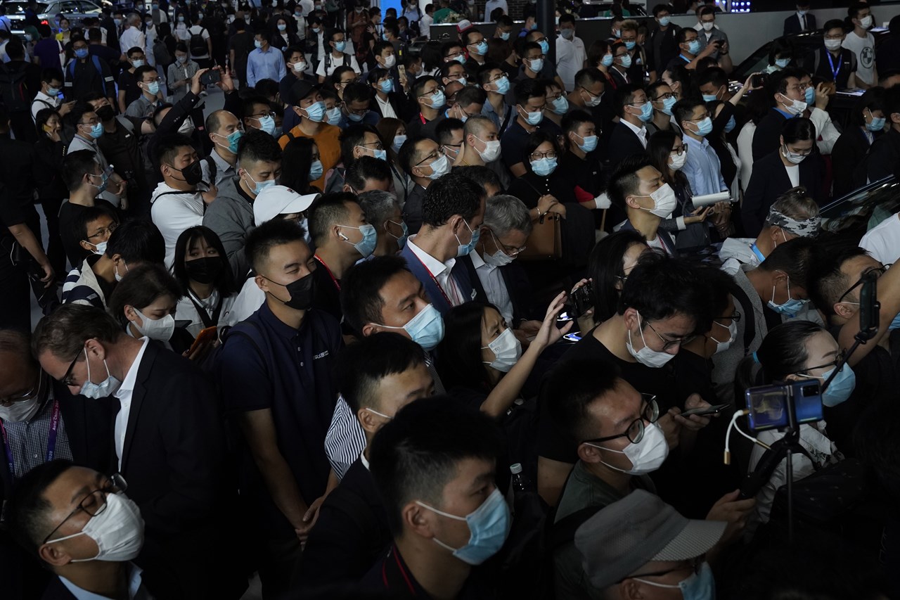 Άνθρωποι με μάσκες στην εκδήλωση Auto China 2020 το Σάββατο στο Πεκίνο