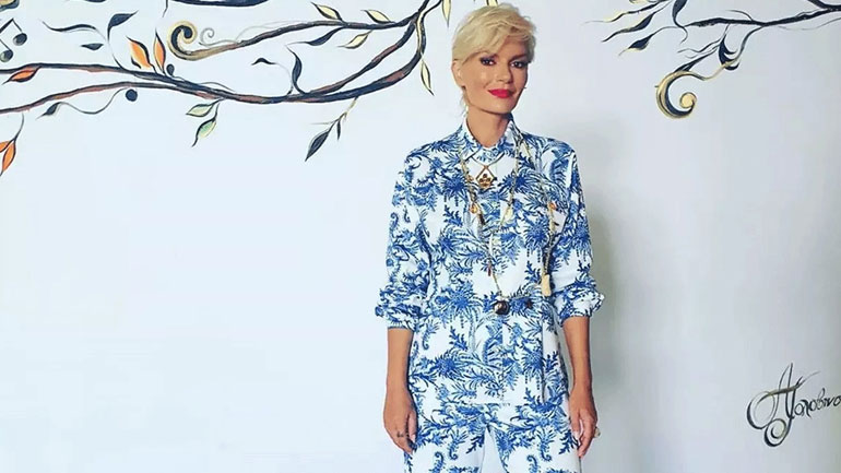 Το σχόλιο της Έλενας Χριστοπούλου για τη φωτογράφιση του Σκουλού δίπλα σε άστεγο